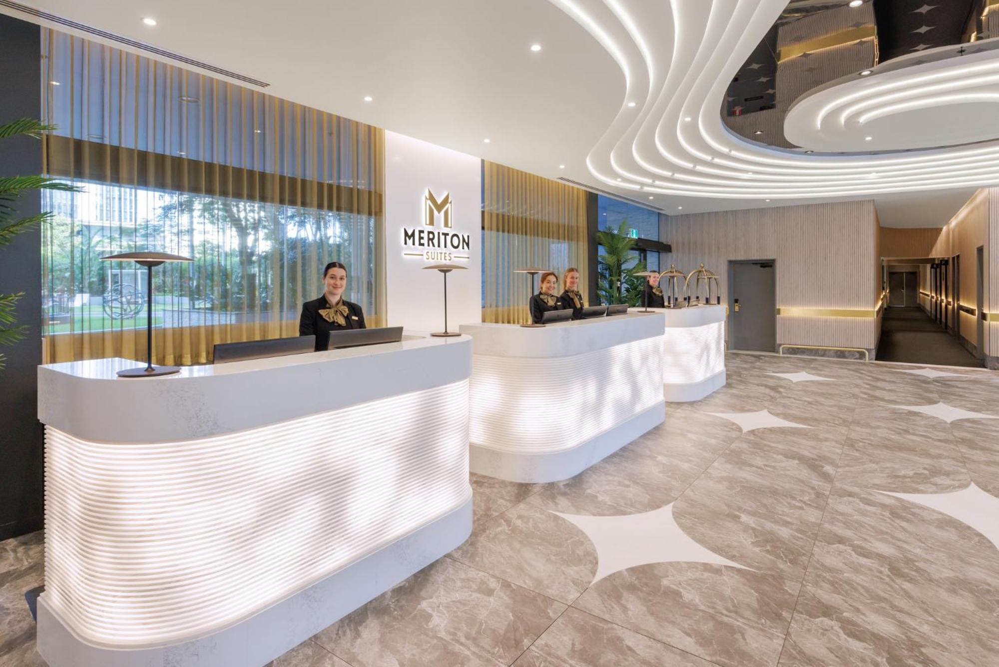 Hotel Meriton Broadbeach 5*