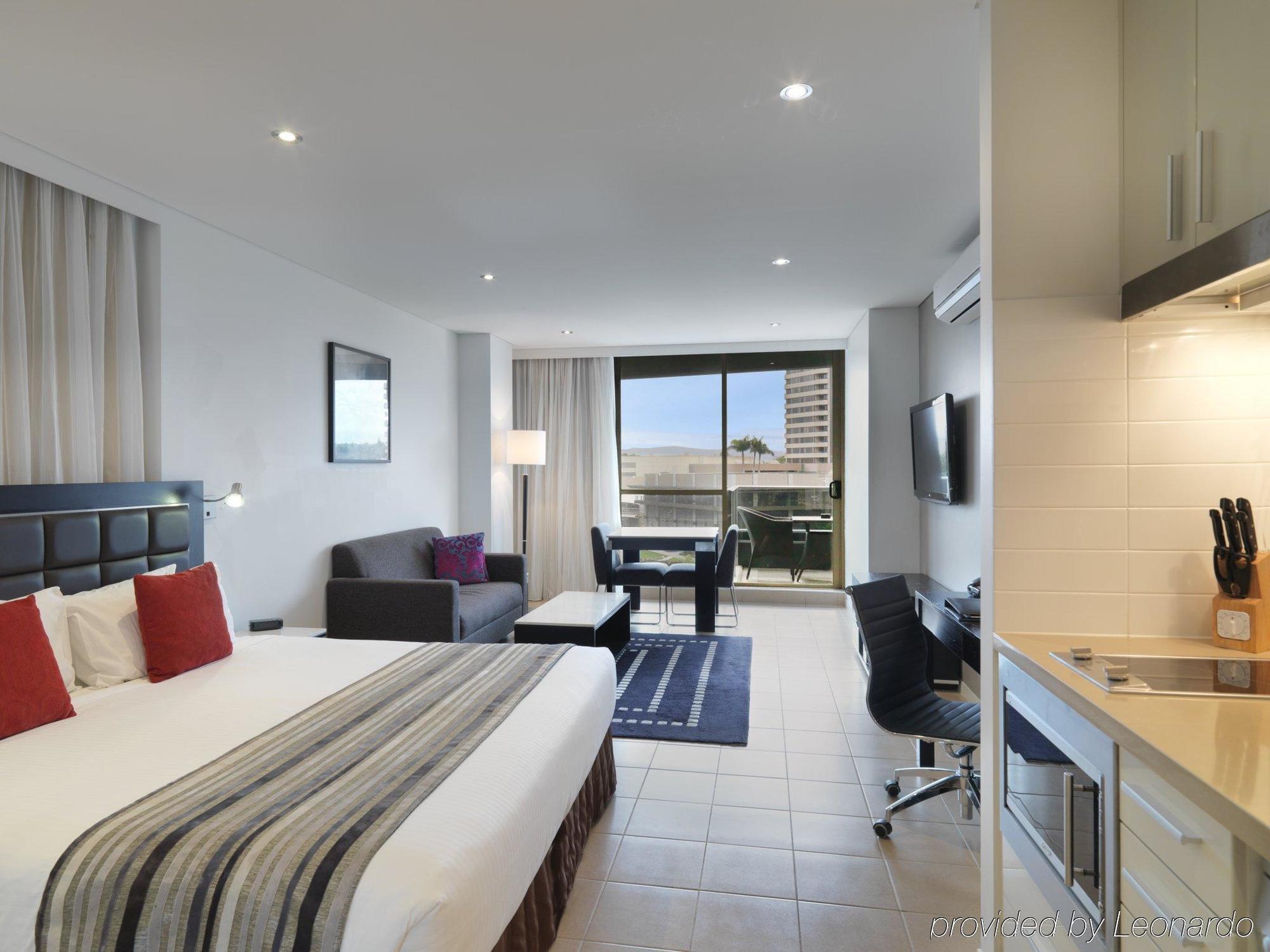 Meriton Broadbeach Hotel 5*